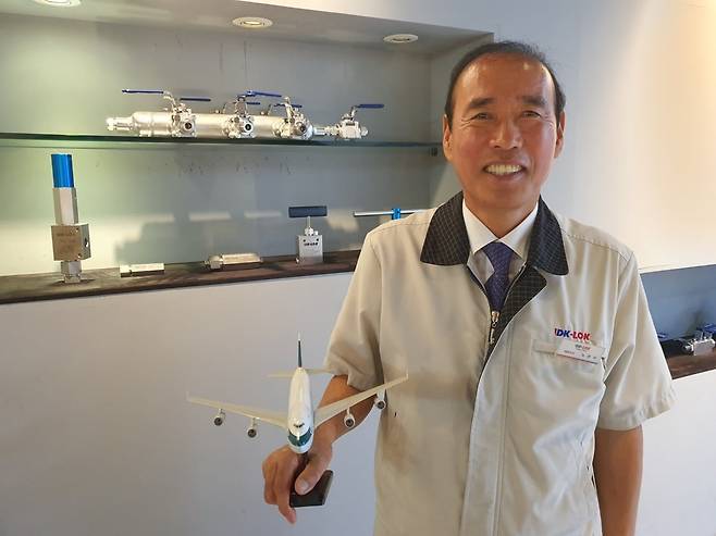 노은식 디케이락 회장이 신성장동력(항공, 방산 사업)을 설명한 후 밝게 웃고 있다. 김해=윤현주 기자