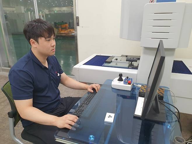 유의준 기사가 비전 검사기로 자주 검사를 하고 있다. 김해=윤현주 기자