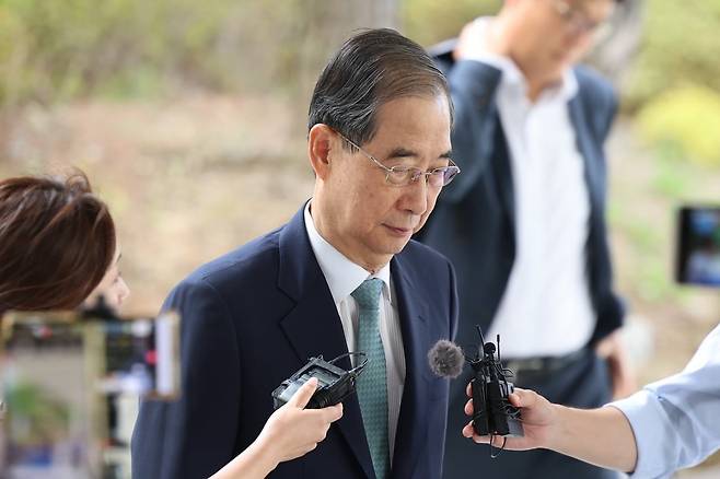 한덕수 전 국무총리가 지난 22일 '12·3 비상계엄' 관련 내란·외환 사건을 수사하는 조은석 특별검사팀 사무실이 마련된 서울 서초구 서울고등검찰청으로 출석하고 있다. 사진=연합뉴스