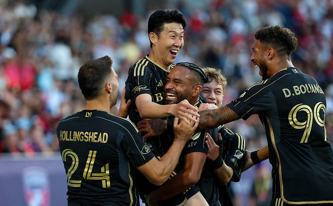 ‘와락’ 동료들도 첫 골 축하 미국 메이저리그사커(MLS) LAFC 손흥민(가운데)이 24일 FC 댈러스와의 경기에서 전반 6분 프리킥으로 리그 이적 후 첫 골을 성공시킨 뒤 동료들과 환호하고 있다. 프리스코 | 로이터연합뉴스
