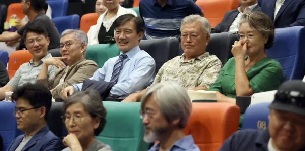 문재인 전 대통령 내외와 조국혁신당 조국 혁신정책연구위원장 등이 24일 오후 경남 양산시 물금읍 메가박스 양산증산점에서 영화 ‘다시 만날, 조국’ 관람을 앞두고 객석에 앉아 있다.  왼쪽 두 번째부터 더불어민주당 최강욱 교육연수원장, 조국 위원장, 문 전 대통령, 김정숙 여사. 연합뉴스