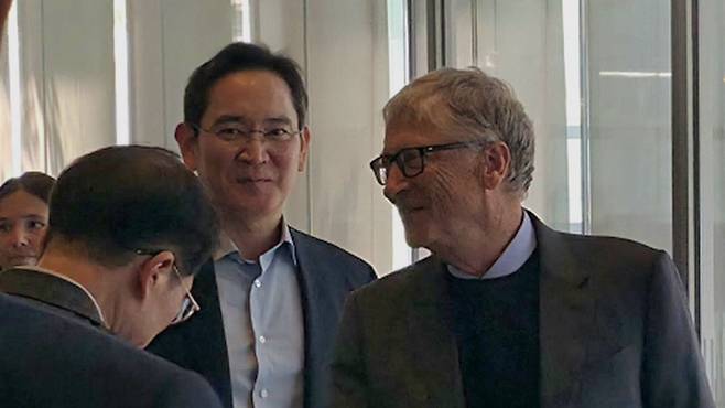 Samsung Electronics Executive Chairman Lee Jae-yong, center, sees off Bill Gates, right, after their lunch meeting at Samsung’s headquarters in Seocho District, southern Seoul, on Aug. 22. [SAMSUNG ELECTRONICS]