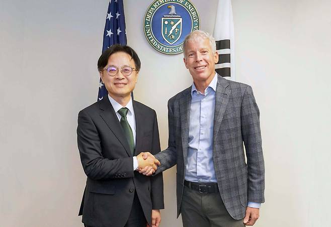 Industry Minister Kim Jung-kwan, left, shakes hands with U.S. Energy Secretary Chris Wright before their meeting in Washington on Aug. 22. [YONHAP]