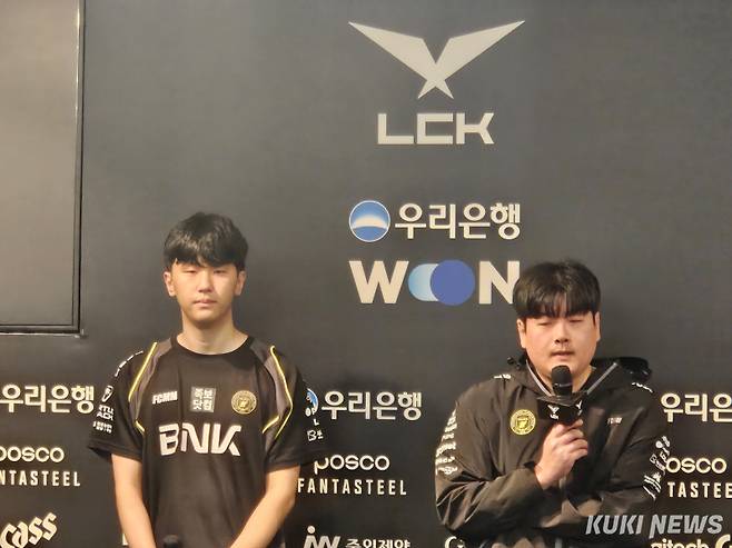 ‘랩터’ 전어진과 유상욱 BNK 피어엑스 감독이 24일 서울 종로구 롤파크 LCK 아레나에서 열린 디플러스 기아와의 ‘2025 LCK’ 정규시즌 5라운드 경기가 끝난 뒤 취재진과 기자회견을 하고 있다. 송한석 기자