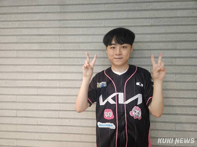 ‘쇼메이커’ 허수가 24일 서울 종로구 롤파크 LCK 아레나에서 열린 BNK 피어엑스와의 ‘2025 LCK’ 정규시즌 5라운드 경기가 끝난 뒤 쿠키뉴스와 인터뷰를 하고 있다. 송한석 기자