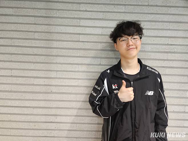 ‘퍼펙트’ 이승민이 24일 서울 종로구 롤파크 LCK 아레나에서 열린 T1과의 ‘2025 LCK’ 정규시즌 5라운드 경기가 끝난 뒤 쿠키뉴스와 인터뷰를 하고 있다. 송한석 기자