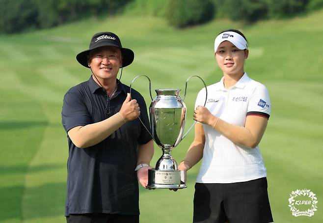 24일 경기도 포천시 포천힐스CC에서 열린 KLPGA투어 BC카드·한경 레이디스컵에서 우승한 김민솔이 아버지와 함께 우승 트로피를 들고 포즈를 취하고 있다. KLPGA