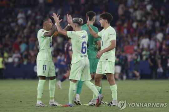 역전승을 기뻐하는 바르셀로나 선수들 / 사진=연합뉴스