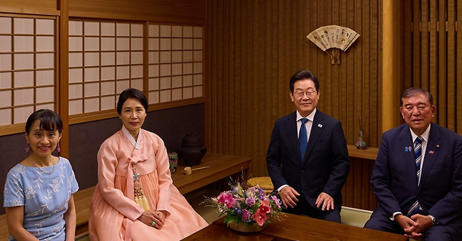 이재명 대통령 부부, 이시바 일본 총리 부부와 기념촬영 / 사진=연합뉴스