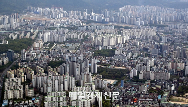 롯데서울스카이에서 바라본 서울 도심 아파트 모습 [매경DB]
