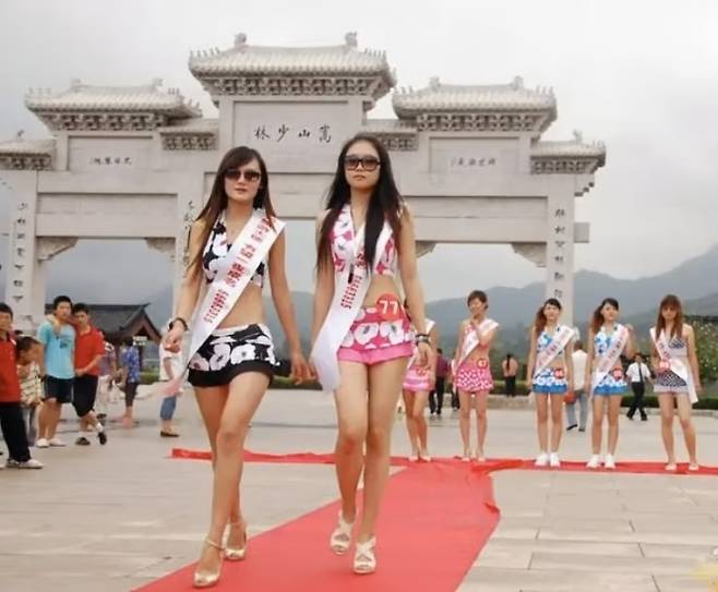 2008년 소림사에서 진행한 홍보대사 선발대회 중 비키니 심사 장면. [사진=바이두]