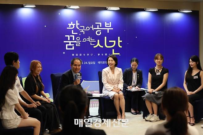 김혜경 여사가 24일 일본 도쿄 메지로대학 한국어학과에서 열린 ‘한국어공부, 꿈을 여는 시간’ 행사에서 학생들과 대화하고 있다. 2025.08.24 [도쿄/김호영기자]