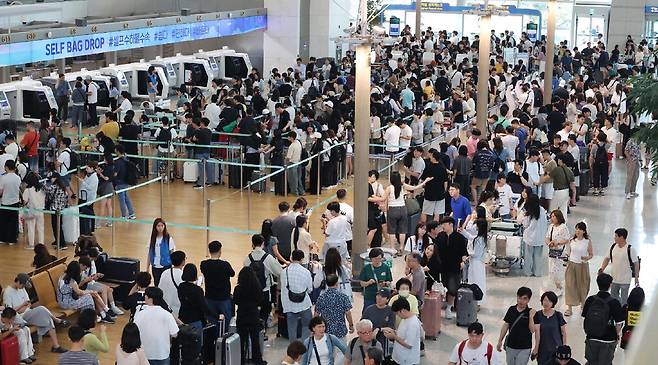 인천국제공항 1터미널 출국장 항공사 카운터가 여행객들로 붐비고 있다. 매경 DB