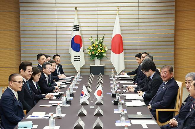 이재명 대통령과 이시바 시게루 일본 총리가 지난 23일 도쿄 총리 관저에서 확대정상회담을 하고 있다. 한국 측은 왼쪽 앞부터 위성락 국가안보실장, 이 대통령, 통역관, 김용범 대통령실 정책실장, 임웅순 안보실 2차장, 김태진 외교부 의전장, 김남준 제1부속실장. 일본 측은 오른쪽 둘째터 이와야 다케시 외무상, 이시바 총리.  도쿄 김호영 기자