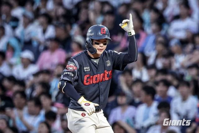 이호준은 24일 창원 NC전에서 적시타를 쳤다. 사진=롯데 제공