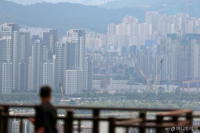 (서울=뉴스1) 황기선 기자 = 6·27 대출 규제가 시행된 지 두 달 만에 일부 지역에서 가격이 규제 이전 수준으로 회복되는 흐름이 나타나고 있다.   21일 국토교통부 실거래가공개시스템에 따르면 강남3구, 마포구, 성동구 아파트에서 대출 규제 직후에도 최고가 거래가 꾸준히 나왔다.  사진은 이날 서울시내 아파트 단지의 모습.  2025.8.21/뉴스1  Copyright (C) 뉴스1. All rights reserved. 무단 전재 및 재배포,  AI학습 이용 금지. /사진=(서울=뉴스1) 황기선 기자