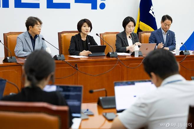 (서울=뉴스1) 유승관 기자 = 한정애 더불어민주당 정책위의장이 24일 서울 여의도 국회에서 기자간담회를 열고 민주당의 2024회계연도 결산 심사 방향에 대해 밝히고 있다. 2025.8.24/뉴스1  Copyright (C) 뉴스1. All rights reserved. 무단 전재 및 재배포,  AI학습 이용 금지. /사진=(서울=뉴스1) 유승관 기자