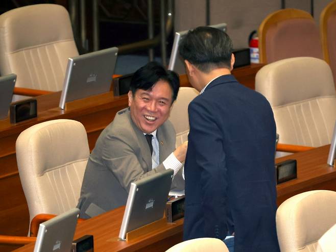 김영훈 고용노동부 장관이 24일 오전 서울 여의도 국회에서 열린 제428회 국회(임시회) 제2차 본회의에서 밝게 웃고 있다./사진제공=뉴시스