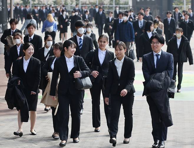 지난 3월 일본 후쿠오카 시에서 열린 취업 설명회에 참석하기 위해 내년 졸업을 앞둔 일본 대학생들이 발걸음을 옮기는 모습./로이터=뉴스1