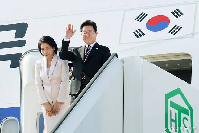 [도쿄=뉴시스] 고범준 기자 = 일본 방문 일정을 마친 이재명 대통령과 김혜경 여사가 23일 도쿄 하네다공항에서 도널드 트럼프 미국 대통령과의 한미 정상회담을 위해 워싱턴DC로 향하며 공군1호기에 올라 인사하고 있다. 2025.08.24. bjko@newsis.com /사진=