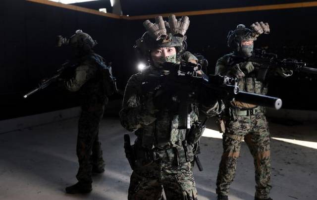 특수전 복장의 여군. 연합뉴스