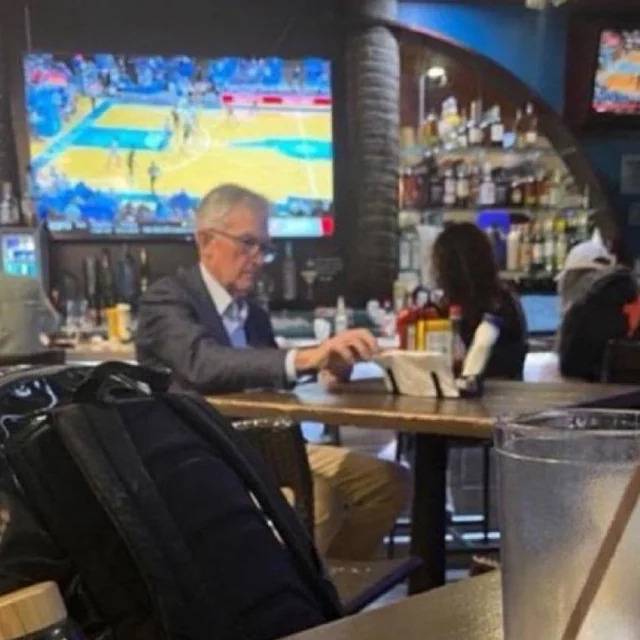 24일 미국 온라인 커뮤니티 레딧에 ‘잭슨 홀 미팅 이후 깊은 생각에 빠진 파월 의장’이라는 제목의 게시글이 올라왔다. 레딧 캡처