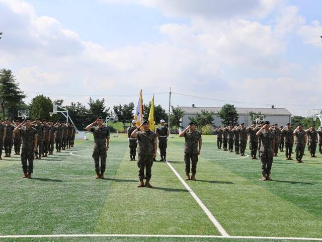 육군30기갑여단 비호대대 장병들이 지난 22일 미 NTC 소부대 연합훈련 출정식에서 명예로운 임무 완수를 다짐하며 경례하고 있다. 육군 제공/국방일보