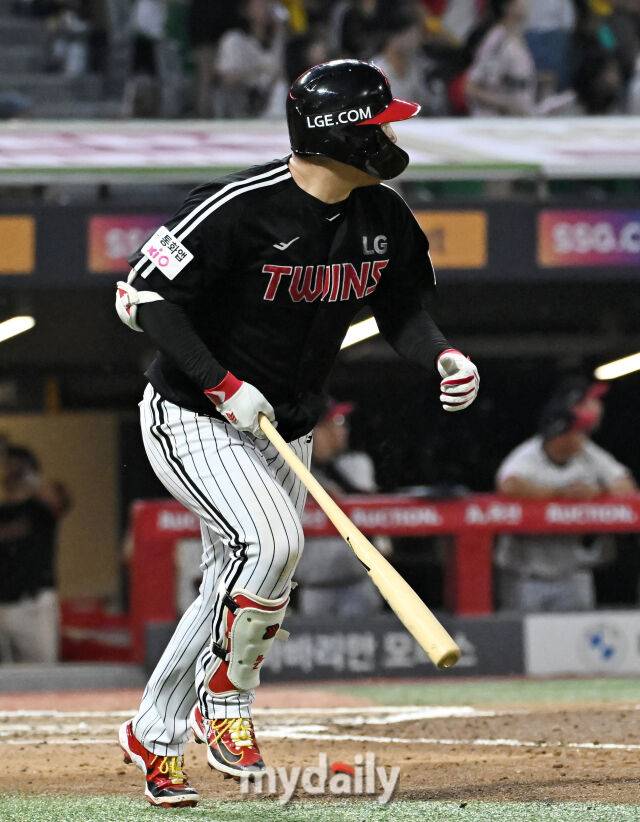 17일 오후 이넌광역시 문학동 인천SSG랜더스필드에서 진행된 '2025 프로야구 KBO리그' SSG랜더스와 LG트윈스의 경기. LG 문보경이 6회초 선두타자로 나서 솔로홈런을 터뜨리고 있다./마이데일리