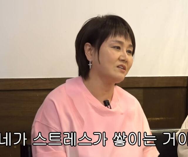 이지혜에게 이경실이 집안일과 일 중 조금 내려 놓을 필요가 있다고 밝혔다. / 유튜브 '밉지않은 관종언니'