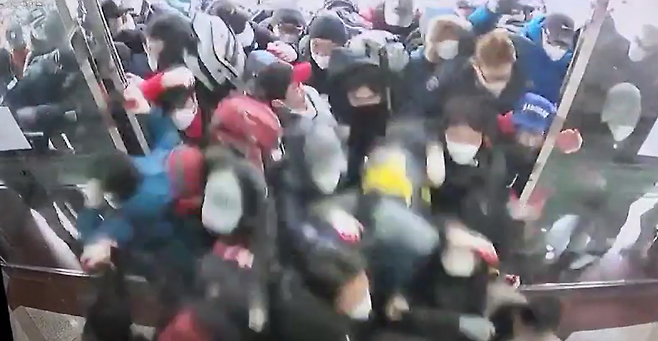 민주노총 전국택배노동조합(택배노조) 조합원들이 지난 2022년 서울 중구 CJ대한통운 본사에 진입하고 있는 모습 [연합]