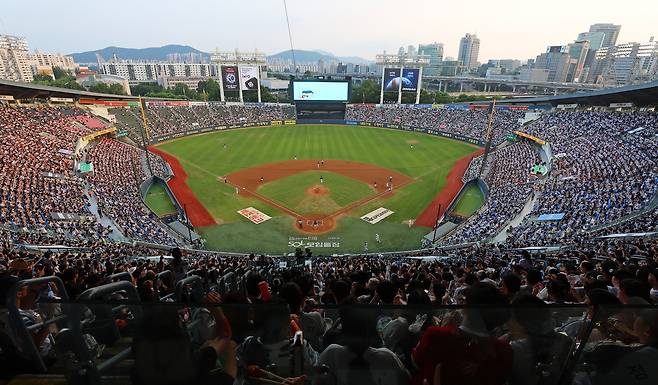 프로야구 관중이 2년 연속 1000만명을 돌파했다. 역대 최소경기인 587경기 만에 대기록을 작성했다. 지난해에 비해 날짜로는 23일, 경기 수로는 84경기 빨랐다. 23일 프로야구 kt 위즈-두산 베어스전이 열린 서울 잠실야구장에 관중이 들어찬 모습   [연합]