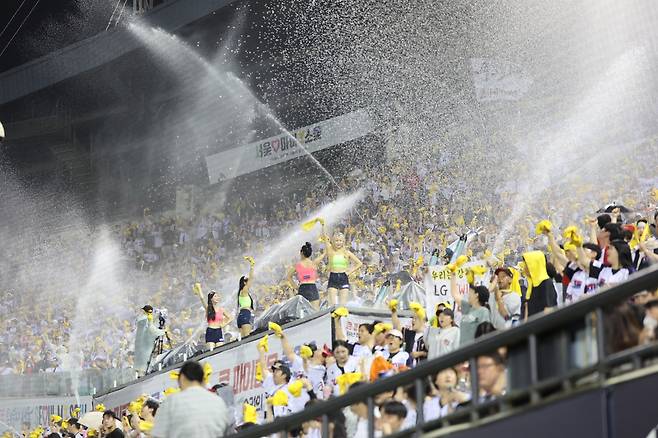 서울 잠실야구장에서 열린 프로야구 한화 이글스와 LG 트윈스의 경기 관중석에서 물대포가 뿌려지고  있는 모습   [연합]