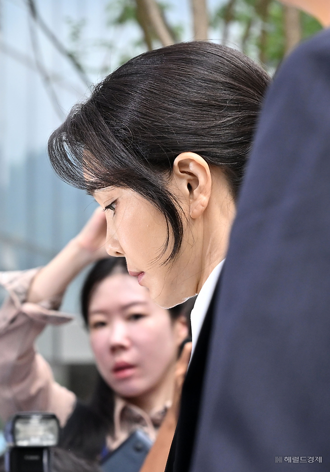 윤석열 전 대통령 부인 김건희 여사가 6일 오전 서울 종로구 민중기 특검 사무실에 조사받기 위해 피의자 신분으로 출석하고 있다. [임세준 기자]