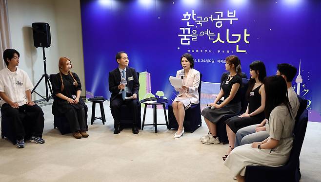 김혜경 여사가 24일 일본 도쿄 메지로대에서 한국어학과 학생들을 만나 대화하고 있다. [연합]
