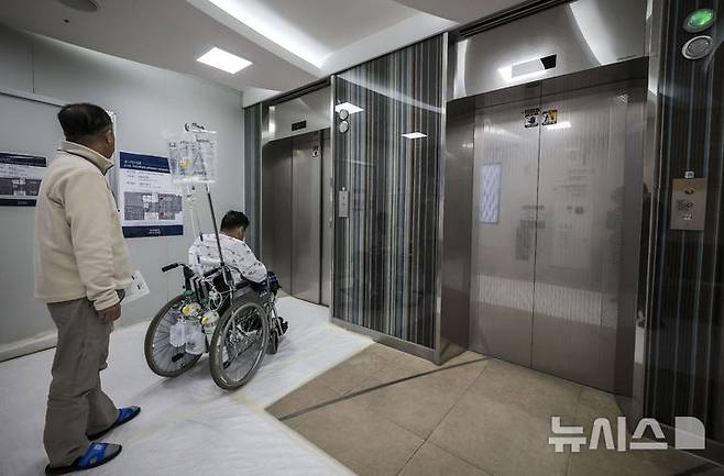 [서울=뉴시스] 정병혁 기자 =서울시내 한 대학병원에서 환자가 이동하고 있다. 2025.02.21. jhope@newsis.com