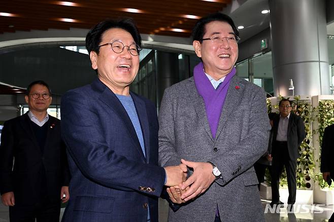 [나주=뉴시스] 이영주 기자 = 강기정 광주시장(사진 왼쪽)과 김영록 전남도지사가 17일 전남 나주 농수산식품유통공사에서 광주 군-민간 공항 이전 관련 논의를 갖기위해 만나 악수하고 있다. 2023.12.17. leeyj2578@newsis.com