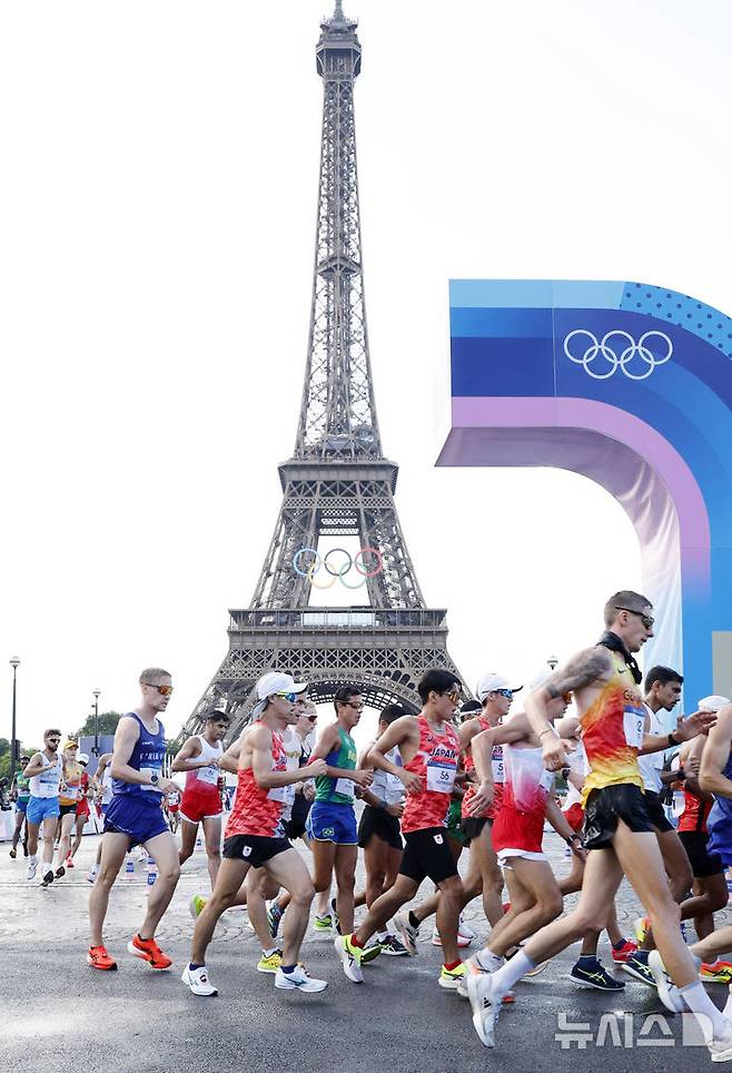 [파리=뉴시스] 최동준 기자 = 1일 (현지시각) 프랑스 파리 에펠탑 인근 트로카데로에서 열린 2024 파리 올림픽 육상 경보 남자 20km 결승에서 선수들이 레이스를 펼치고 있다. 2024.08.01.photocdj@newsis.com