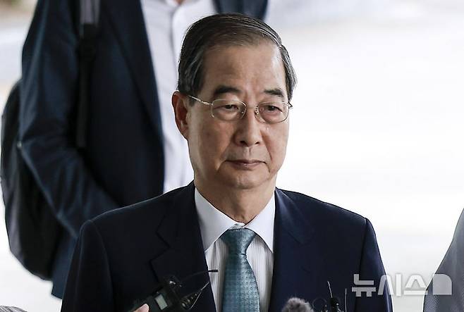 [서울=뉴시스] 정병혁 기자 = 한덕수 전 국무총리가 22일 서울 서초구 서울고등검찰청에 마련된 내란특검 사무실로 조사를 받기 위해 출석하고 있다. 2025.08.22. jhope@newsis.com