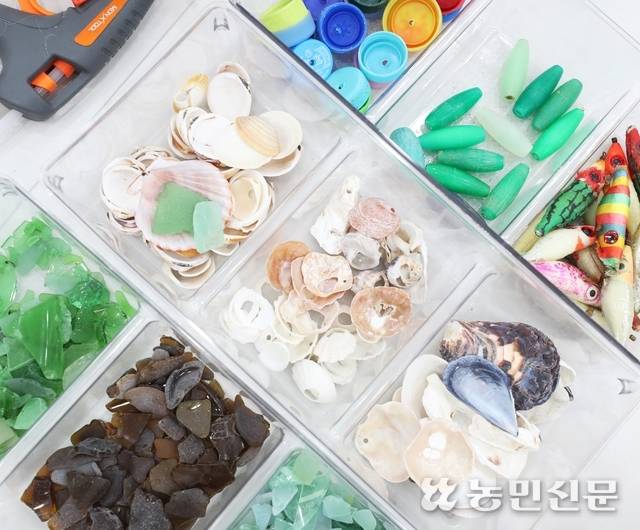 깨끗이 씻고 말린 해양쓰레기. 비슷한 것끼리 모아 두니 색색의 물감을 짠 팔레트 같다.