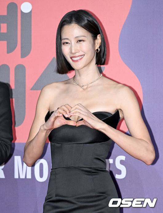 [OSEN=조은정 기자]2023 SBS&nbsp;연예대상 포토월 행사가 30일 서울 마포구 상암 SBS 프리즘타워에서 열렸다.모델 이현이가 레드카펫을 밟으며 포즈를 취하고 있다. 2023.12.30/cej@osen.co.kr