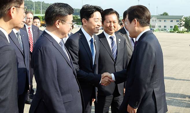 이재명 대통령이 지난 23일 일본, 미국 순방을 위해 출국하기 전 서울공항으로 환송을 나온 강훈식 대통령실 비서실장과 악수하고 있다. 뉴시스