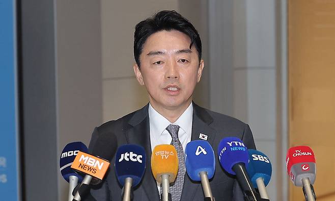 강훈식 대통령실 비서실장이 24일 이재명 대통령의 방미 일정 수행을 위해 인천국제공항에서 출국하며 취재진의 질문에 답하고 있다. 1990년대 중반 이후 대통령 비서실장이 대통령의 외국&nbsp;방문에 동행하는 것은 무척 이례적인 일이다. 연합뉴스