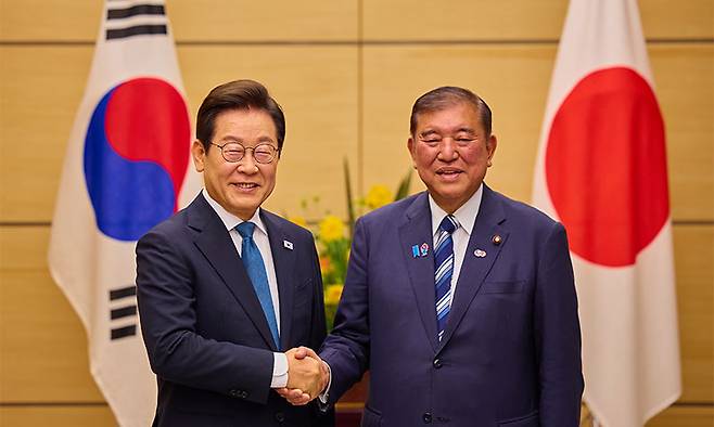 이재명 대통령이 23일 일본 도쿄 총리 관저에서 이시바 시게루 일본 총리와 한일 정상 소인수회담을 하며 악수하고 있다. 공동취재
