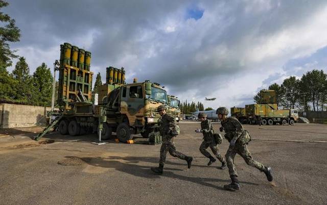 공군3미사일방어여단 예하 8542부대 장병들이 UFS 연습의 하나로 진행한 기동방어훈련 중 임무절차 수행을 위해 천궁-Ⅱ발사대 차량으로 뛰어가고 있다. 사진 제공=국방일보