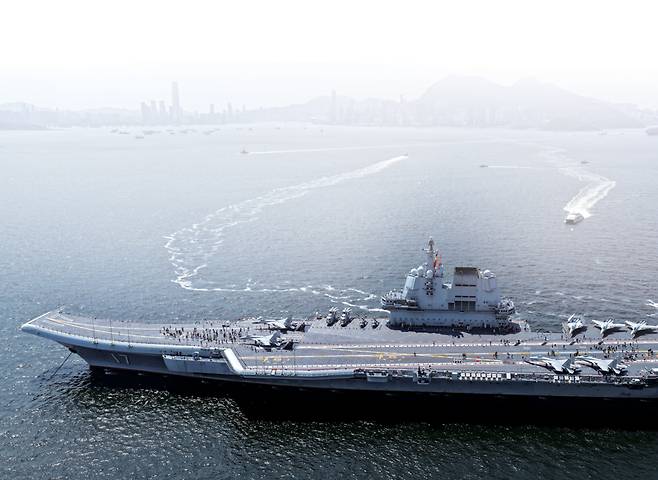 7월4일 중국 남부 홍콩의 빅토리아항에 정박한 중국 인민해방군(PLA) 해군의 항공모함 산둥함 ⓒXinhua 연합