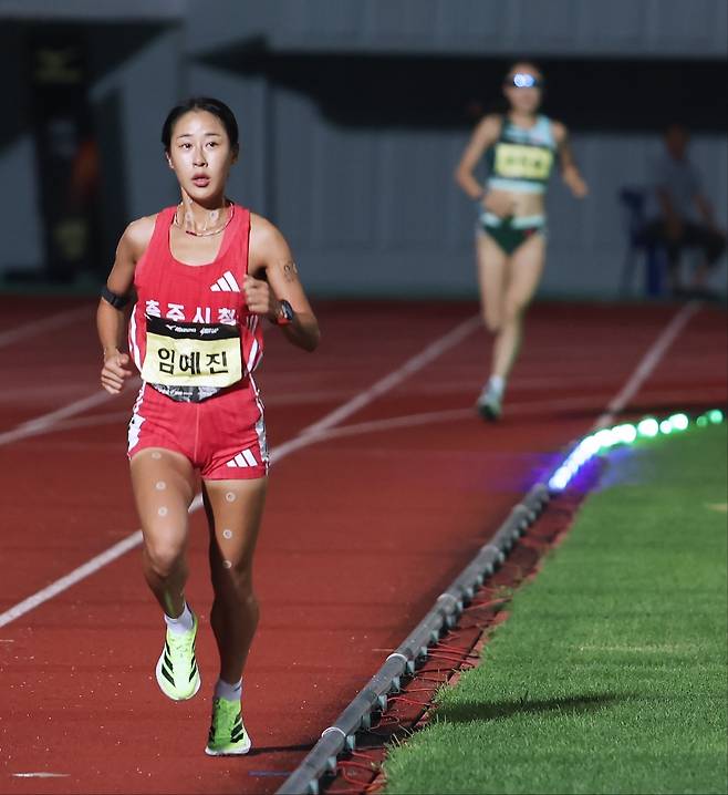 임예진이 지난 23일 강원 정선종합운동장에서 열린 라이트 랩 2025 정선 여자부 5000m 레이스에 참여하고 있다. 대한육상연맹