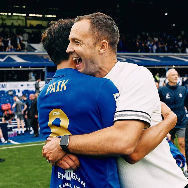 버밍엄 시티 백승호를 안아주고 있는 크리스 데이비스 버밍엄 시티 감독. /사진=버밍엄 시티 SNS 캡처