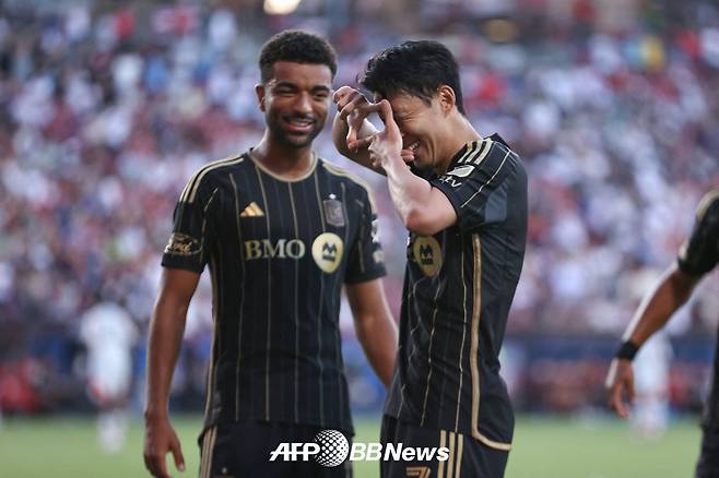 로스앤젤레스(LA)FC 손흥민이 24일(한국시간) 미국 텍사스주 댈러스의 도요타 스타디움에서 열린 2025 MLS 정규리그 28라운드 원정경기 FC댈러스전에서 프리킥으로 MLS 데뷔골을 터뜨린 뒤 찰칵 세리머니를 하고 있다. /AFPBBNews=뉴스1