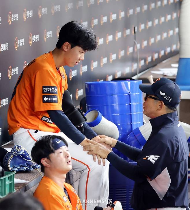 [영상]짠한 순간 '한화 6연패탈출 해낸 황준서 두손 꼭 잡은 양상문 코치'