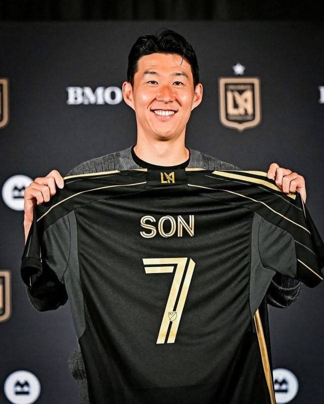 손흥민이 지난 7일 미국 프로축구 메이저리그사커(MLS) 로스앤젤레스(LA)FC에 입단해 유니폼을 들고 있다. /사진=LAFC 제공
